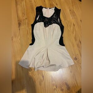 Guess polka dot lace women’s top Sz small sleeveless